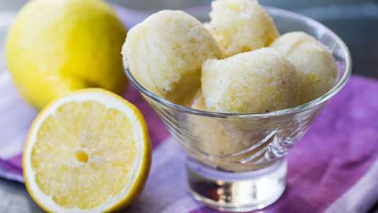 Παγωμένο γιαούρτι μέλι-λεμόνι