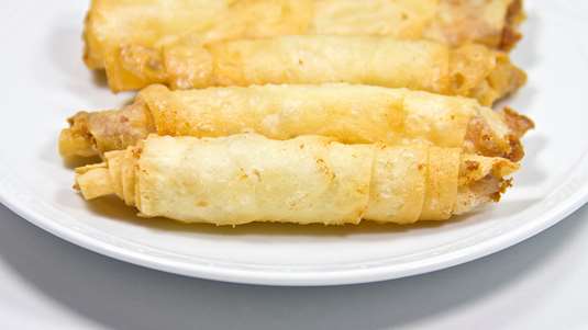 Αφράτα Ρολάκια με Κίτρινα Τυριά