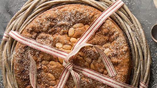 Βασιλόπιτα με Αμύγδαλα και Ροδόνερο