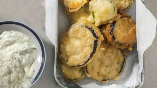 Κολοκυθάκια και Μελιτζάνες με Αρωματικό Κουρκούτι και Σάλτσα Φέτας