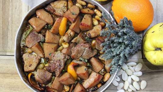 Χοιρινό με κυδώνια και αμύγδαλα (του σεφ Μανώλη Παπουτσάκη)