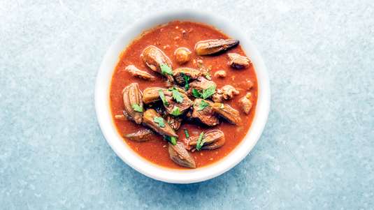 Μπάμιες με Χοιρινό και Μελιτζάνες