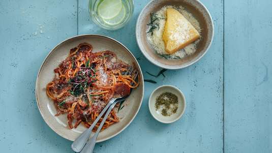 Μακαρονάδα με Σάλτσα Ντομάτας και Λουκάνικα