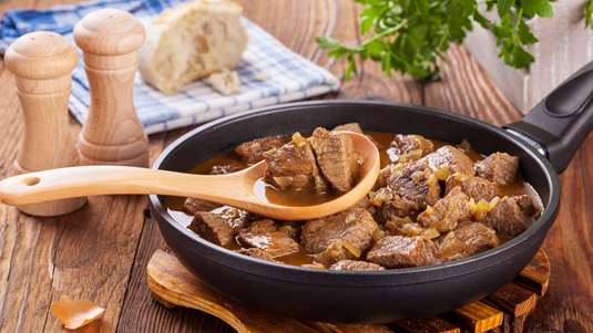 Χοιρινή Τηγανιά με Κυδώνι και Δαμάσκηνα