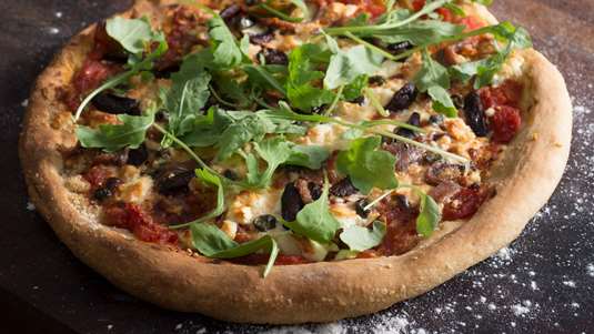 Πίτσα με Ρικότα, Ελιές, Κάππαρη και Αντζούγιες