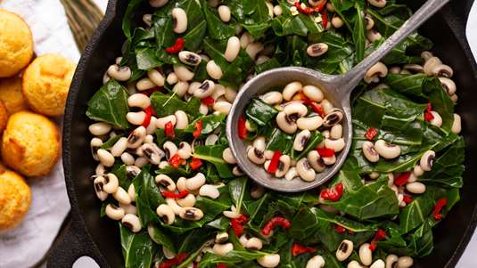 Φασόλια Μαυρομάτικα με Φρέσκα Χόρτα