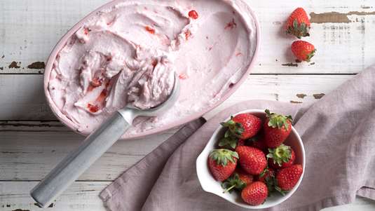 Εύκολο Παγωτό με Φράουλες