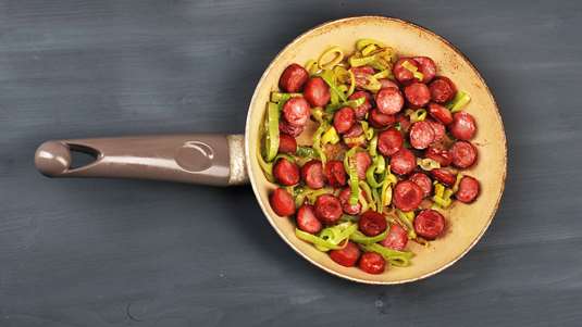 Πρασοτηγανιά με Χωριάτικο Λουκάνικο