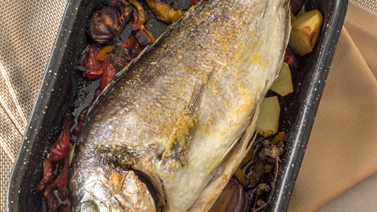 Τσιπούρες στο Φούρνο με Πατάτες, Πιπεριές και Σαφράν