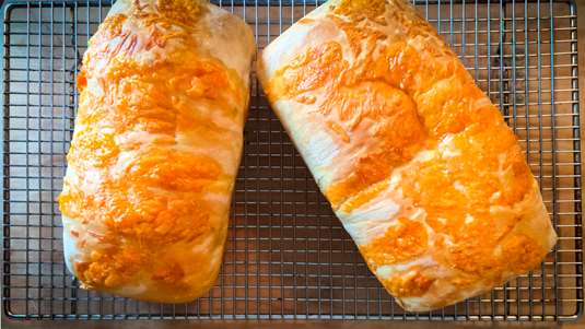 Κορμός Τυριού με Αμύγδαλα