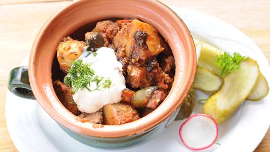 Μοσχαράκι με Μελιτζάνες Φουρνιστό στη Γάστρα