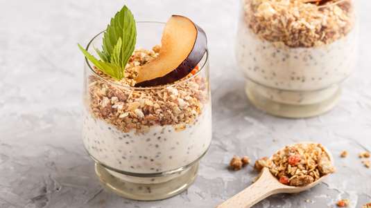 Γλυκό με Γιαούρτι και Δαμάσκηνα