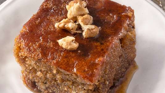 Σιροπιαστή Καρυδόπιτα με Σταφίδες