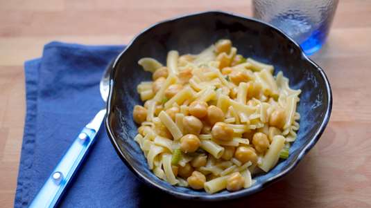 Ζυμαρικά με Ρεβίθια