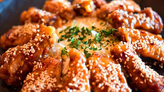 Κοτόπουλο με Σουσαμένια Κρούστα και Σάλτσα Μουστάρδας