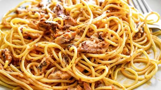 Σπαγγέτι με αντσούγιες (παραδοσιακή συνταγή της Σικελίας)