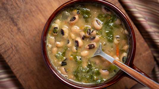 Φασόλια Μαυρομάτικα με Φρέσκα Χόρτα