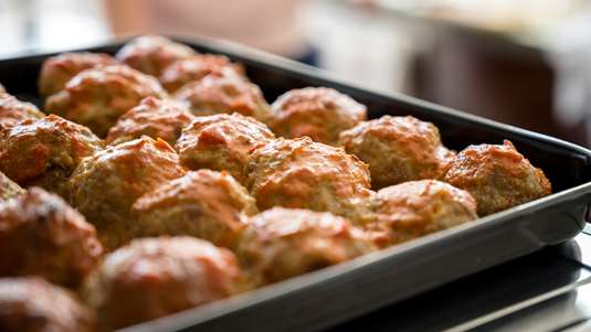 Κεφτέδες και Πατάτες με Σάλτσα Γιαουρτιού