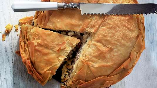 Κρεατόπιτα με Φρέσκα Κρεμμυδάκια