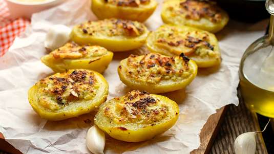 Πατάτες Φούρνου Γεμιστές με Τυριά