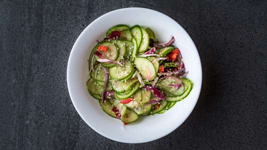 Σαλάτα με Αγγούρι και Σουσάμι