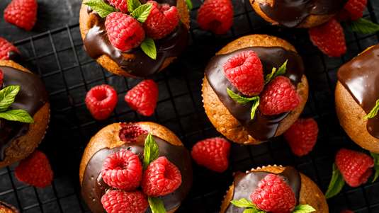 Υπέροχο Γλύκισμα με Σοκολάτα και Φρούτα