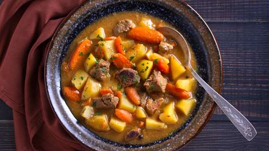 Χοιρινό με Πατάτες και Λουκάνικα