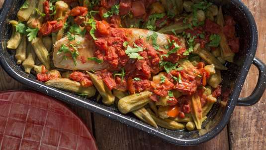 Μπακαλιάρος με Μπάμιες στο Φούρνο