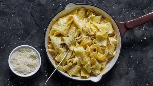 Χυλοπίτες με Σάλτσα Κρεμμυδιών