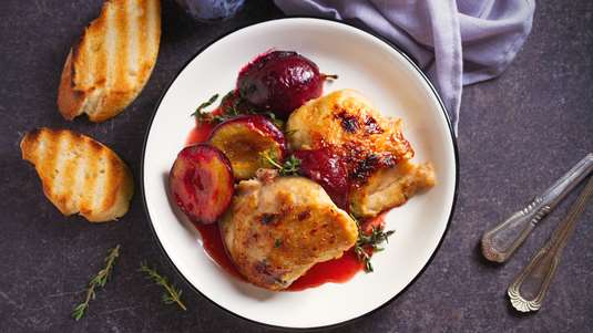 Κοτόπουλο με Δαμάσκηνα και Μαύρη Μπίρα