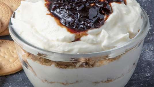 Ζελέ Λεμόνι με Γάλα και Μπισκότα