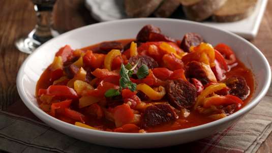 Πιπεριές Φλωρίνης με Τυρί και Λουκάνικα στο Πήλινο