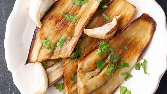 Ψητές Μελιτζάνες με Θυμάρι και Σκόρδο