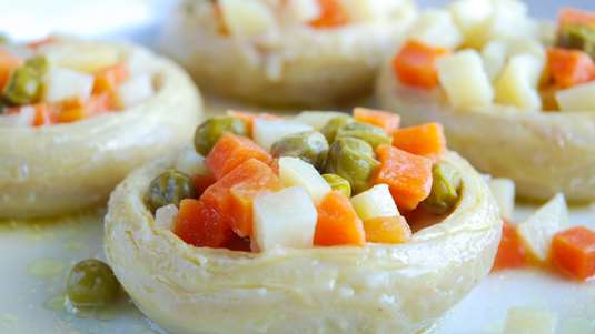 Αγκινάρες με Σάλτσα από Λαχανικά και Γιαούρτι