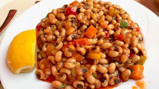 Μαυρομάτικα Κοκκινιστά με Λαχανικά