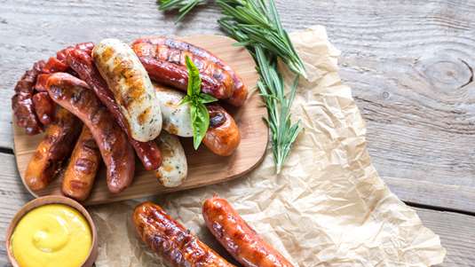 Λουκάνικο με Μουστάρδα στη Λαδόκολλα