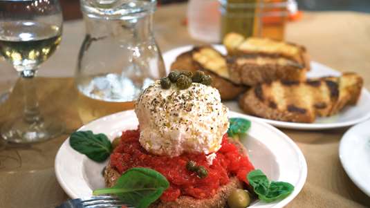 Ντάκος με Μαστίχα Χίου και Μους από Μελιτζάνες