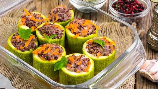 Γεμιστά Κολοκυθάκια και Πιπεριές στην Κατσαρόλα