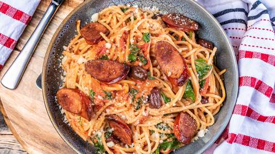 Χωριάτικη Μακαρονάδα με Λουκάνικο