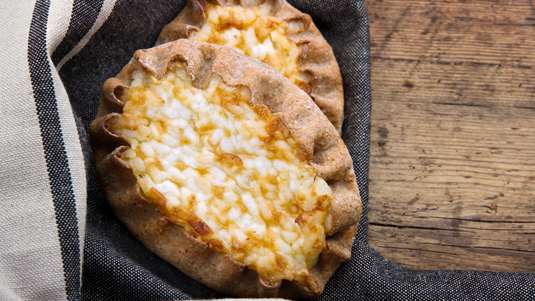 Γιορτινό Πιλάφι Σκεπασμένο με Ζύμη και Μυρωδικά