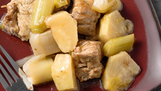 Χοιρινό με Πράσα, Σέλινο και Αρωματική Σάλτσα