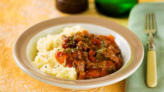 Μοσχαράκι Κοκκινιστό με Πουρέ στο Φούρνο