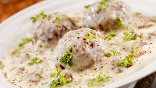 Γιουβαρλάκια Φρικασέ με Σάλτσα Μαϊντανού