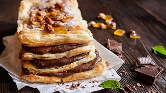 Σοκολατένιο Μιλφέιγ με Ρούμι και Σταφίδες