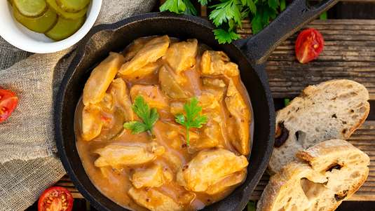 Κοτόπουλο με Μουστάρδα και Μανιτάρια στη Γάστρα