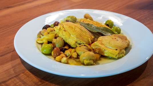 Κοτόπουλο με Ρεβίθια, Πράσινες Ελιές και Λεμόνι