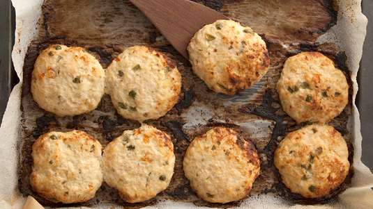 Μπιφτέκια Πατάτας με Σάλτσα από Άνηθο και Κατίκι