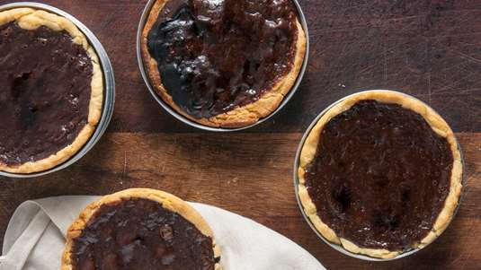 Σοκολατένια Τάρτα με Καρύδια, Δαμάσκηνα και Κανέλα