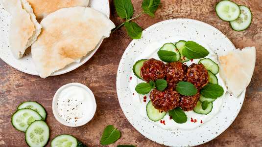 Πικάντικοι Κεφτέδες με Σάλτσα Δυόσμου