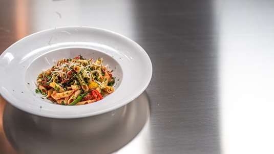 Λαχταριστά Ζυμαρικά με Πιπεριές και Τυριά